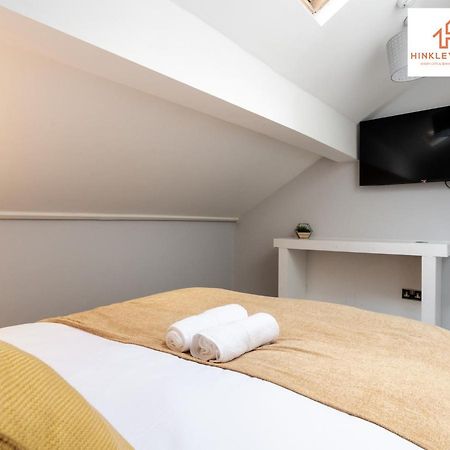 Supersized House 6 Beds Sleeps 14 W Garden & Carpark By Hinkley Homes Short Lets & Serviced Accommodation Liverpool Exterior photo